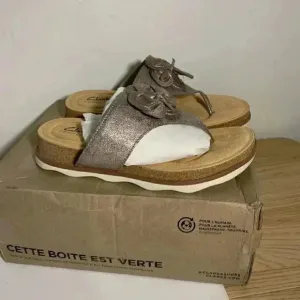 1322. NEW! Clarks Brynn Style/Taupe-Metallic-US 7.5 Womens