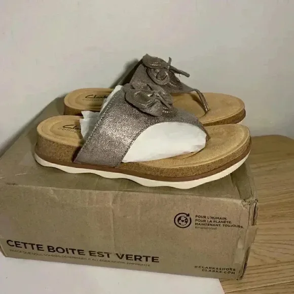 1322. NEW! Clarks Brynn Style/Taupe-Metallic-US 7.5 Womens