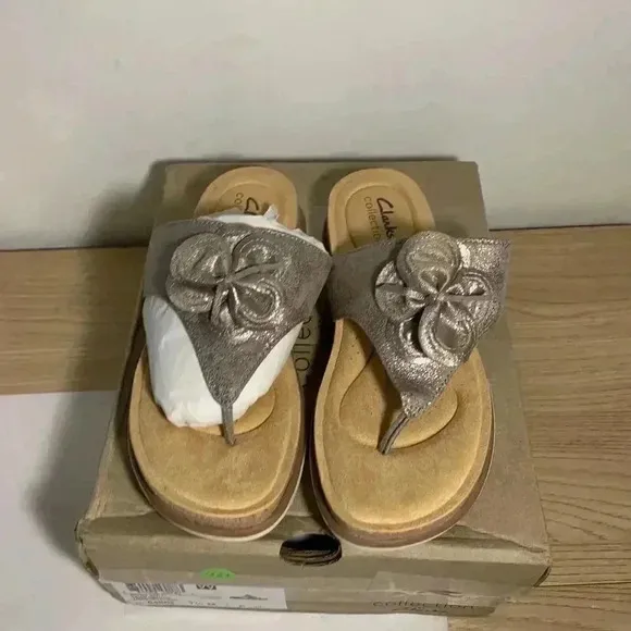 1322. NEW! Clarks Brynn Style/Taupe-Metallic-US 7.5 Womens