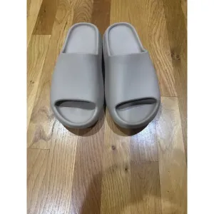 Adidas Yeezy Sandals Womens 11 Slide Casual Slip On Rubber Open Toe Comfort
