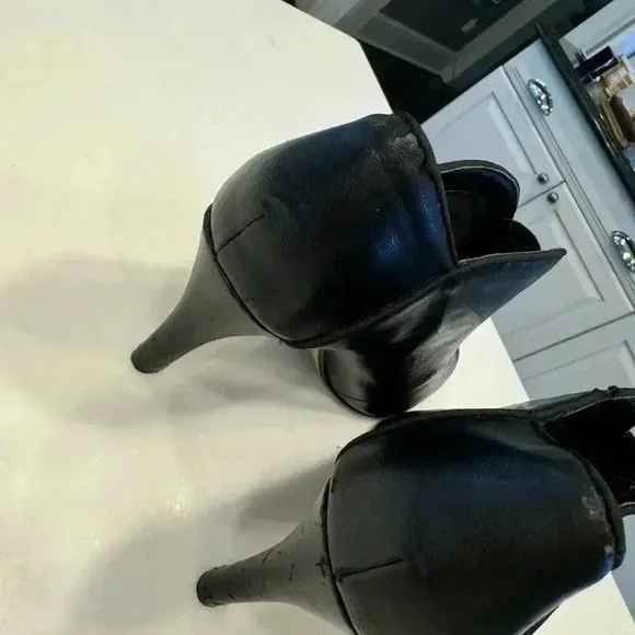 Adrianne Vittadini women’s high heel black leather ankle boots size 10