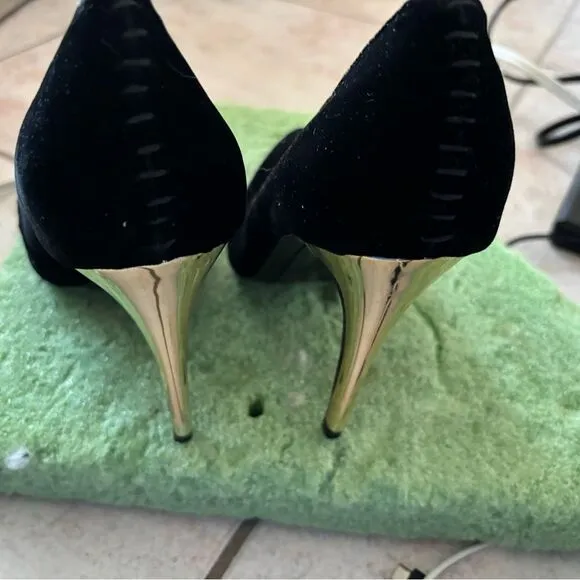 Alice &amp; Olivia velvet pointy toe dress shoes gold pumps Dina heels classic