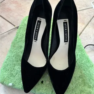 Alice &amp; Olivia velvet pointy toe dress shoes gold pumps Dina heels classic