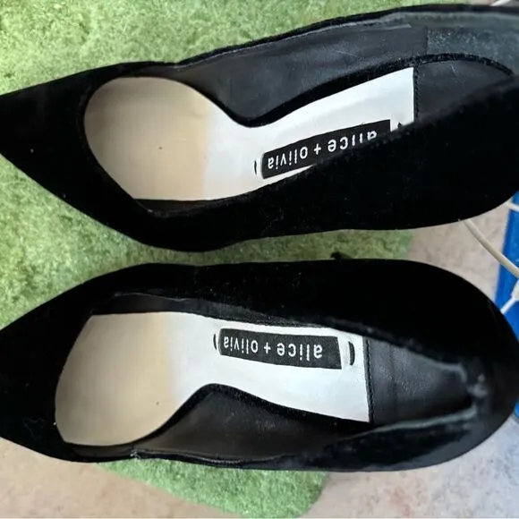 Alice &amp; Olivia velvet pointy toe dress shoes gold pumps Dina heels classic