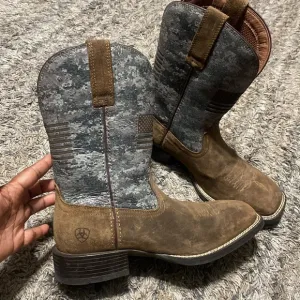 ARIAT MEN'S FLYING SPORT WESTERN PERFORMANCE BOOTS - BROAD SQUARE TOE sz 8.5