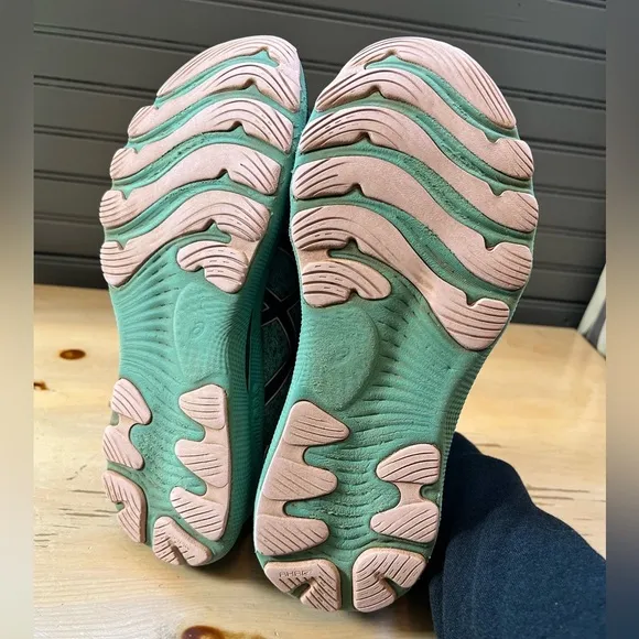 Asiscs Gel- Nimbus 24  Womens Size 7.5 Green And Black