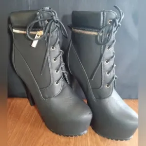 Black Heeled Boots with non slip traction size 8