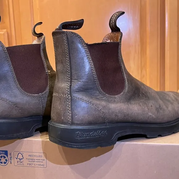 Blundstone Rustic Brown Chelsea Boots with Elastic Sides