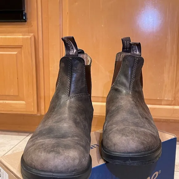 Blundstone Rustic Brown Chelsea Boots with Elastic Sides