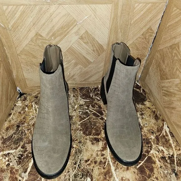 Brand NEW Vince Camuto women's fashion ankle boots tan shoes size 9