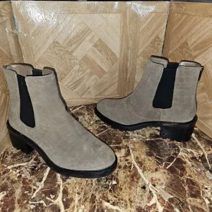 Brand NEW Vince Camuto women's fashion ankle boots tan shoes size 9