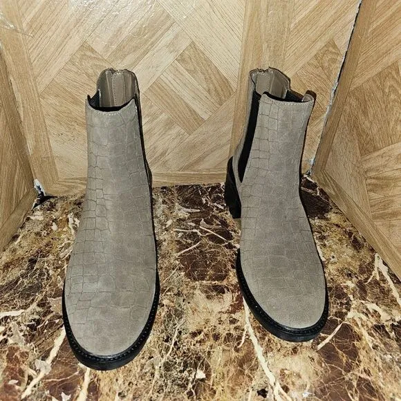 Brand NEW Vince Camuto women's fashion ankle boots tan shoes size 9