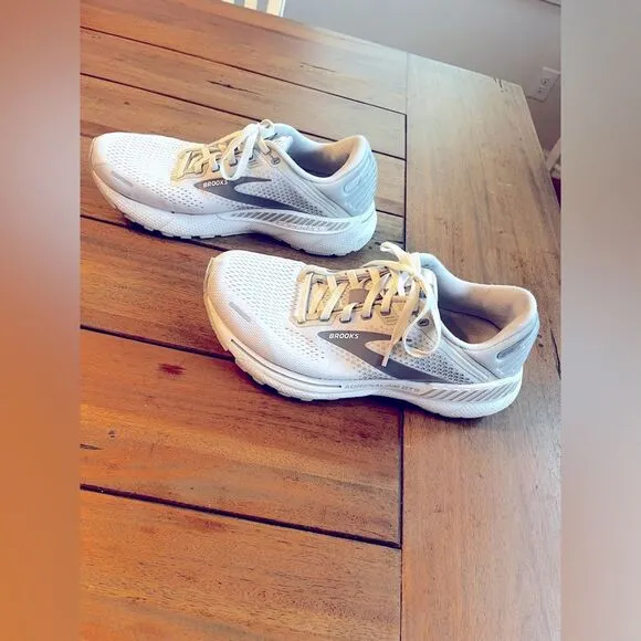 Brooks Women’s White Running Shoes; Size 9.5; NWOT!