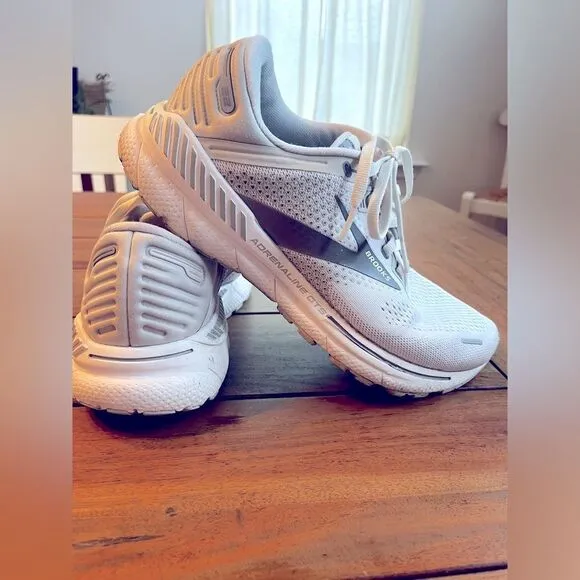 Brooks Women’s White Running Shoes; Size 9.5; NWOT!