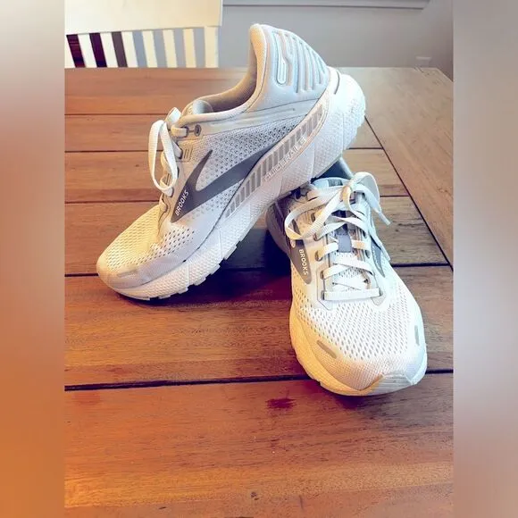 Brooks Women’s White Running Shoes; Size 9.5; NWOT!