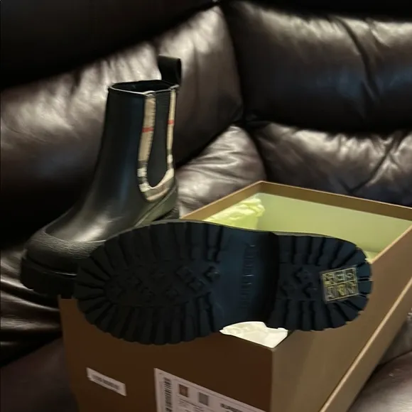 Burberry Black and Cream Baby Walker Chelsea BootsNWT