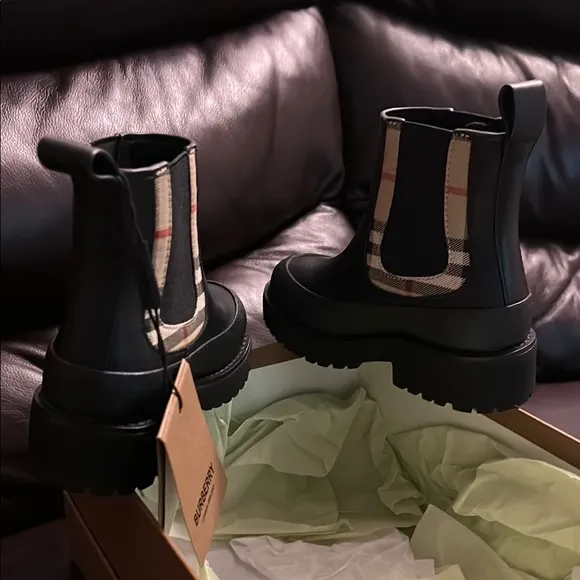 Burberry Black and Cream Baby Walker Chelsea BootsNWT