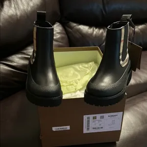Burberry Black and Cream Baby Walker Chelsea BootsNWT