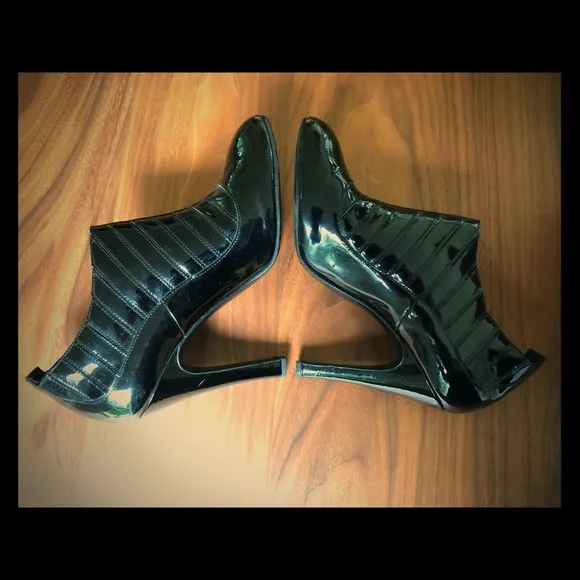 Chanel Paris New York Black Patent Leather Booties Heels Boots EU 40 US 9.5 - 10