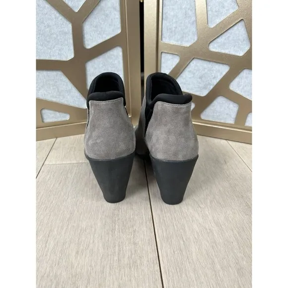 Clarks Artisan Adya Bella Grey Suede Ankle Booties Boots Women's SZ 7.5 m heels