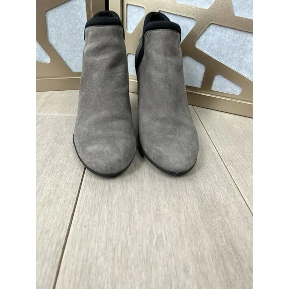 Clarks Artisan Adya Bella Grey Suede Ankle Booties Boots Women's SZ 7.5 m heels
