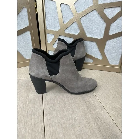 Clarks Artisan Adya Bella Grey Suede Ankle Booties Boots Women's SZ 7.5 m heels