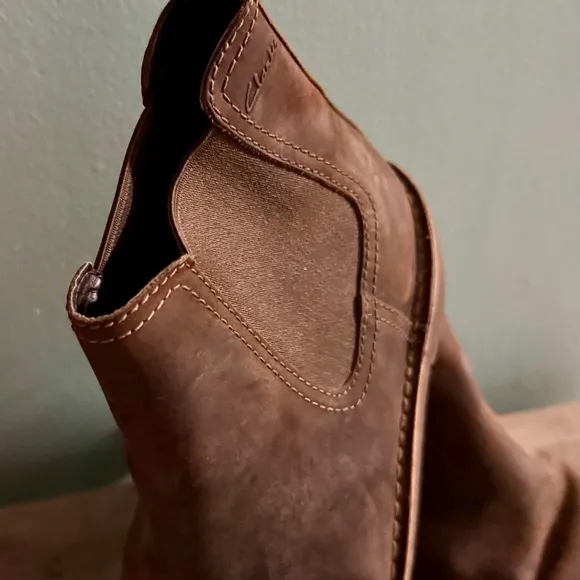 Clarks Brown Chukka Boots with High Quality Leather and Rugged Appearance