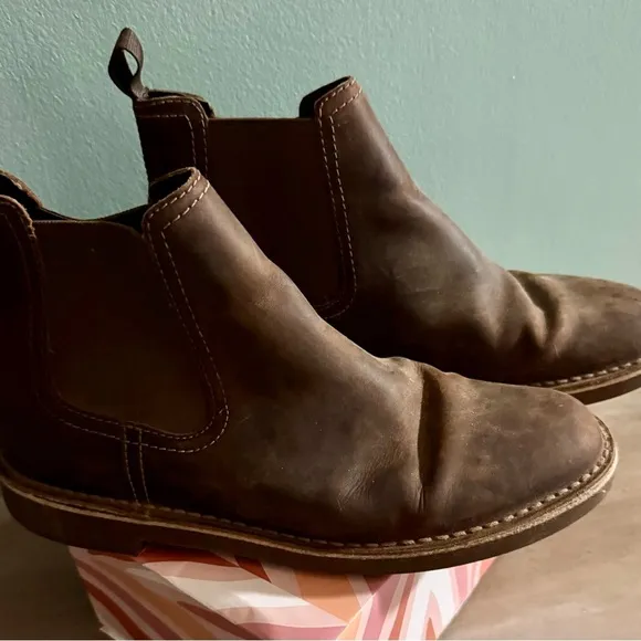 Clarks Brown Chukka Boots with High Quality Leather and Rugged Appearance
