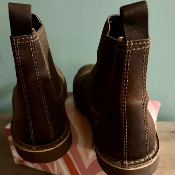 Clarks Brown Chukka Boots with High Quality Leather and Rugged Appearance