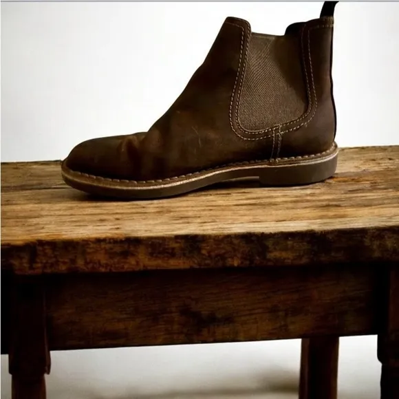 Clarks Brown Chukka Boots with High Quality Leather and Rugged Appearance