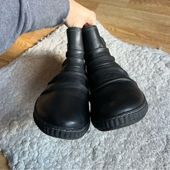 Clarks: Clarks Women's Caroline Orchid Black Leather Boot Booties Size 11