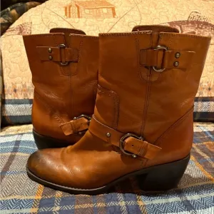 Clarks Cognac Leather Buckle Ankle Bootie wmns size 10