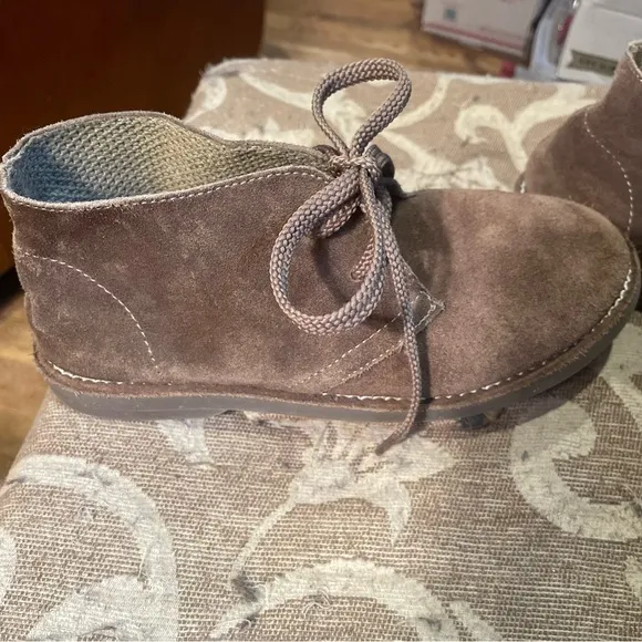 Crewcuts Suede Chukka Boot shoes for kids, size K3