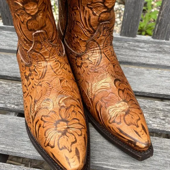 Dingo Women's New Bellona Embossed Snip Toe Pull on boots, Size 9.5