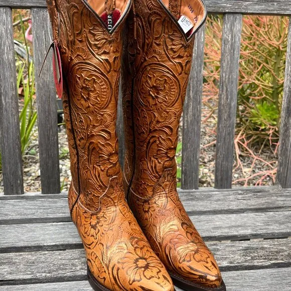Dingo Women's New Bellona Embossed Snip Toe Pull on boots, Size 9.5