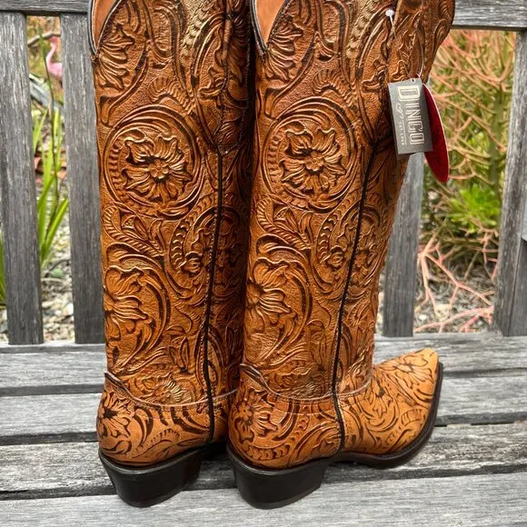 Dingo Women's New Bellona Embossed Snip Toe Pull on boots, Size 9.5