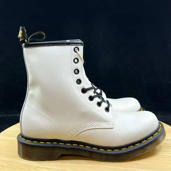 Doc Dr Martens Air Wair 11821 White Boots 8 Eyelet US Women’s Sz 7 Leather