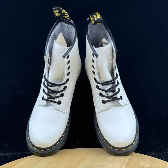 Doc Dr Martens Air Wair 11821 White Boots 8 Eyelet US Women’s Sz 7 Leather