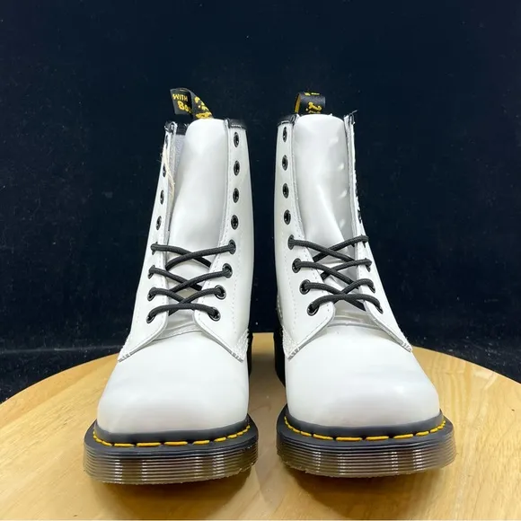 Doc Dr Martens Air Wair 11821 White Boots 8 Eyelet US Women’s Sz 7 Leather
