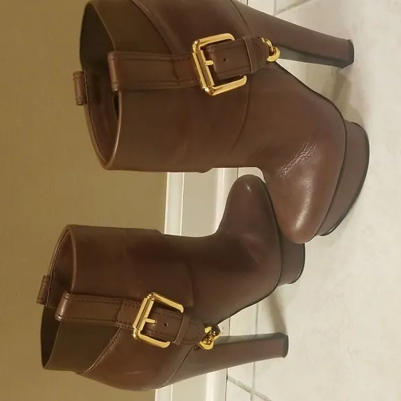 Donald J Pliner brown boots size 6.5M EUC...high heel sexy boots