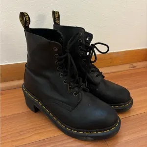 Dr. Martens 1460 Black Smooth Leather Lace Up Boots with Heel - US size 7