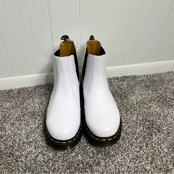 Dr Martens 2976 YELLOW STITCH SMOOTH LEATHER CHELSEA BOOTS 10 NWOT