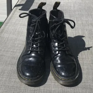 Dr Martens 7 luana black coated glitter patent leather lace up combat boots