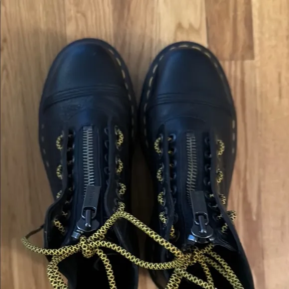 Dr Martens 8 Sinclair Max NWOT Black Boots with Yellow Laces platform new cond
