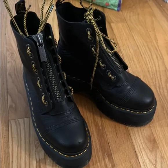 Dr Martens 8 Sinclair Max NWOT Black Boots with Yellow Laces platform new cond