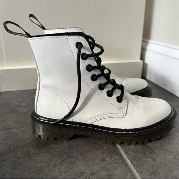 Dr. Martens Leather White Smooth Leather Lace up Boots Shoes Size US 6 EUC