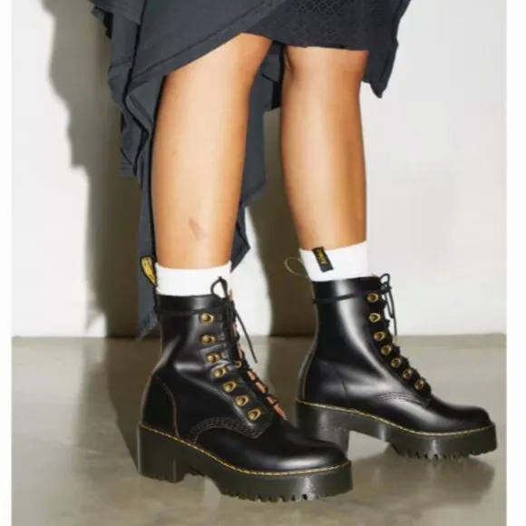 Dr. Martens Leona Heeled Boots in Black Vintage Smooth Leather Women's Size 5