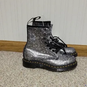 Dr. Martens Silver Glitter Boots women's sz 6 air cushion sole slip resistant