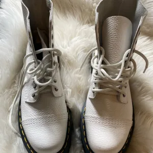 Dr. Martens White Combat cinclair boots