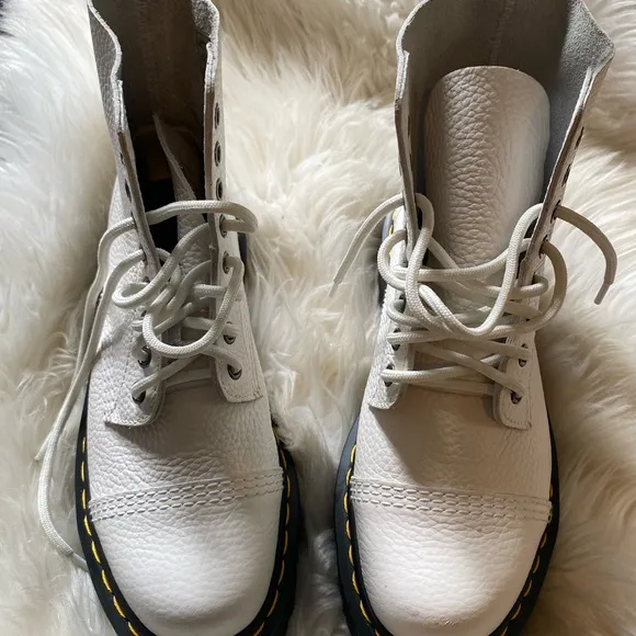 Dr. Martens White Combat cinclair boots